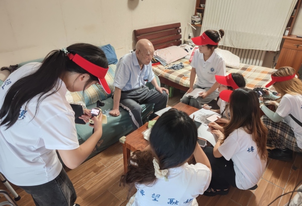 团队实地走访老一辈建校亲历者。bat365官方官网供图
