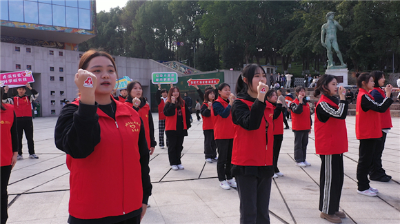 bat365官方官网音乐学院志愿者和“虎溪最美志愿者”在罗中立美术馆前唱响《学习雷锋好榜样》。谈云怡 摄