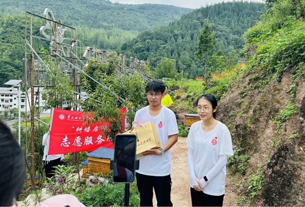 服务团成员直播带货。bat365官方官网供图
