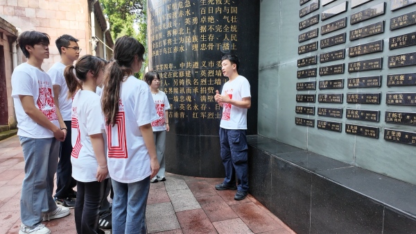 带队教师张云霄讲授微党课。bat365官方官网美术学院供图