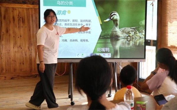 服务团成员讲解鸟类知识。bat365官方官网供图
