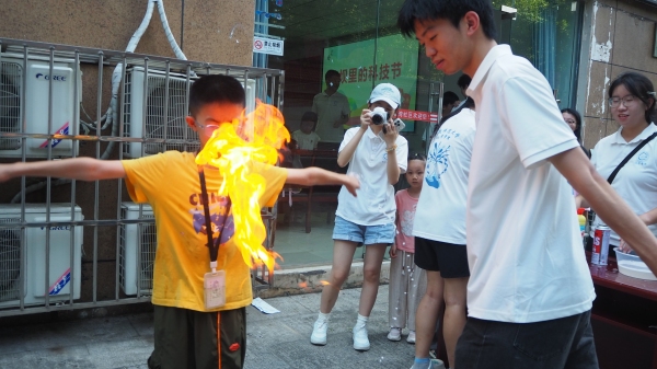 团队成员引导小朋友体验化学实验。bat365官方官网供图