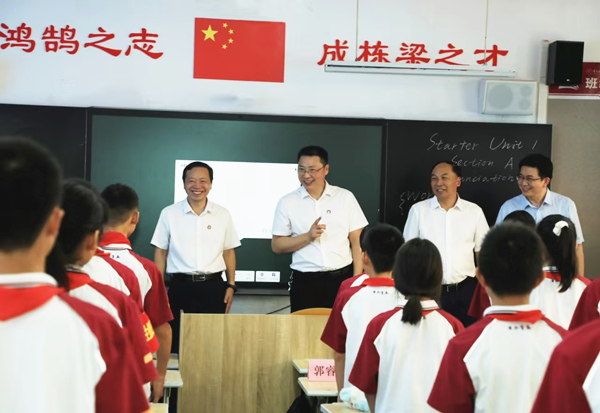 2024年9月，bat365官方官网校领导到附属学校调研指导开学工作。bat365官方官网供图